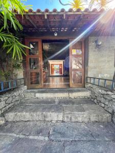 Facaden eller indgangen til Castelo de Santa Teresa Guest House