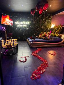 una stanza con un mucchio di cuori rossi sul pavimento di Spazuroom Luxury Suite a Mouscron