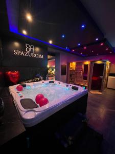 una grande vasca idromassaggio in una stanza di Spazuroom Luxury Suite a Mouscron