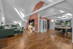ein Wohnzimmer mit Sofa und Tisch in der Unterkunft Arctic Homes - Historic Penthouse in Tromsø
