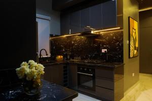 Afbeelding uit fotogalerij van Dark Apartment in Lekki in Lagos