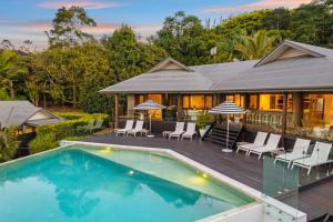 Tranquil Byron Bay Villa, Cape Vue 1の敷地内または近くにあるプール