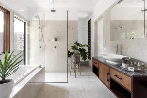 EwingsdaleにあるTranquil Byron Bay Villa, Cape Vue 1の浴槽、洗面台、シャワーを備えたバスルーム