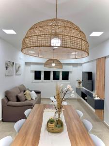una sala de estar con una mesa y un sofá en Dpto centrico en Salta para 7 - Bonavista Rentals, en Salta