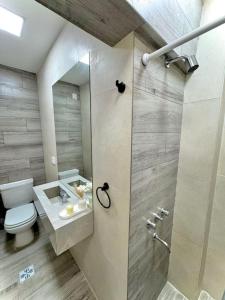 Un baño con ducha, inodoro y lavabo. en Dpto centrico en Salta para 7 - Bonavista Rentals, en Salta
