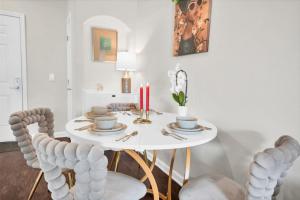 Χώρος καθιστικού στο Lux Oasis in Woodland Hills
