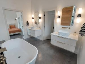 Ένα μπάνιο στο Luxury Lakeview Retreat