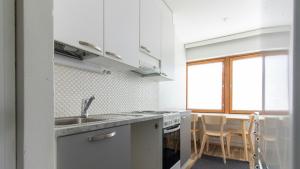 una cucina con un lavello e un piano di lavoro di Spacious Apartment for 3 a Riihimäki