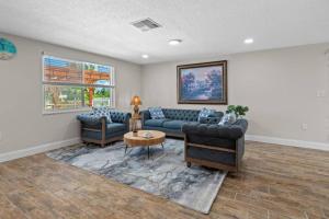 Photo de la galerie de l'établissement Villa Walk to Beach, Pool & Games Great for Family Vacations, à Hudson