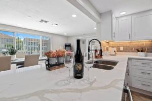 Photo de la galerie de l'établissement Villa Walk to Beach, Pool & Games Great for Family Vacations, à Hudson