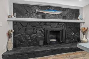 Photo de la galerie de l'établissement Villa Walk to Beach, Pool & Games Great for Family Vacations, à Hudson