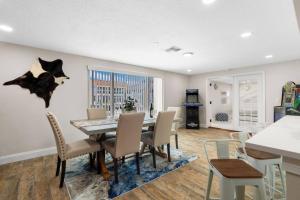 Photo de la galerie de l'établissement Villa Walk to Beach, Pool & Games Great for Family Vacations, à Hudson 67 autres photos