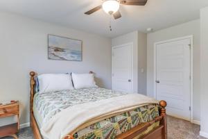 une chambre avec un lit et un ventilateur de plafond dans l'établissement Pelican Grove, à Long Beach