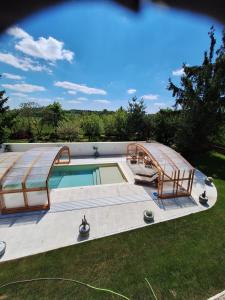 Bazén v ubytovaní Chalet d' amour alebo v jeho blízkosti