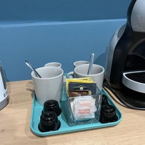 un vassoio con del cibo e delle tazze sul tavolo di Ele Suites Pantheon a Roma