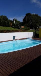 una piscina azul con una fuente de agua en Pousada Ananda, en Osório