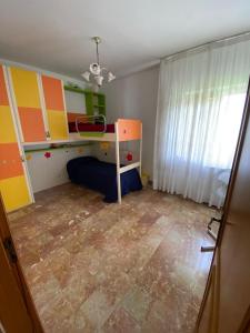 Habitación con 1 cama y 1 litera en Casa della Marinella, en Amantea