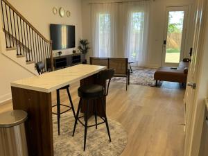 Ruang duduk di Modern 2 Bedroom All-En-Suite Near Downtown with EV Socket