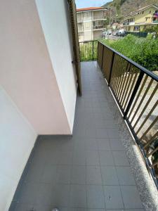 una pasarela que conduce a un balcón de un edificio en Casa della Marinella, en Amantea 4 fotos más