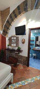 サレルノにあるIcon Livingの壁にテレビが取り付けられたリビングルーム