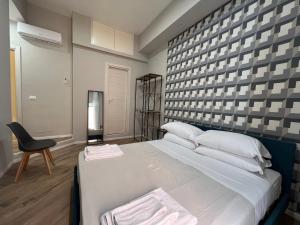 una camera da letto con un letto grande e una sedia di Ele Suites Pantheon a Roma