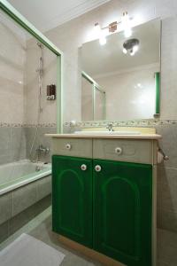 Ένα μπάνιο στο Apartamento As Carolinas