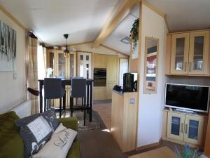 Η κουζίνα ή μικρή κουζίνα στο Cozy chalet in Tzummarum +30 φωτογραφίες