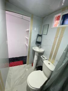 Et badeværelse på Hotel Los Chamos Barú