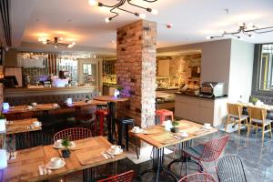 a restaurant with wooden tables and chairs and a brick pillar at Berjer Boutique Hotel & Spa in Istanbul