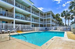 Hồ bơi trong/gần Walk to Beach Condo in Pensacola with Pool Access