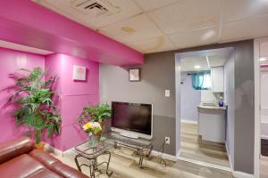 Televisyen dan/atau pusat hiburan di 9 Mi to Midtown Convenient Harrisburg Apt