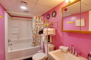 Bilik mandi di 9 Mi to Midtown Convenient Harrisburg Apt +16 gambar
