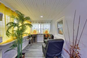 Ruang duduk di 9 Mi to Hersheypark Spacious Home with Deck