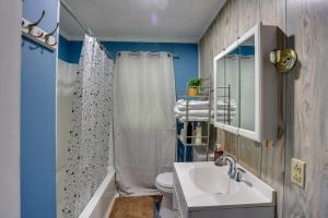 Bilik mandi di 9 Mi to Hersheypark Spacious Home with Deck +18 gambar