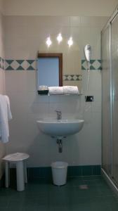 Kylpyhuone majoituspaikassa Albergo Alla Campana