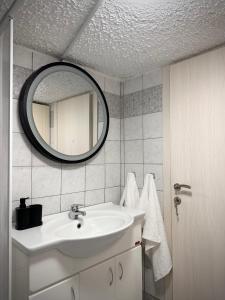 un baño con lavabo y espejo en Pap's Summer House, en Polychrono