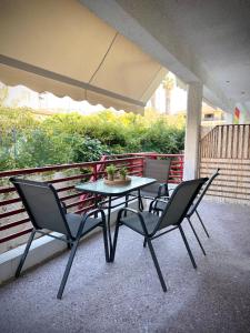 una mesa y sillas en un balcón con sombrilla en Pap's Summer House, en Polychrono 25 fotos más