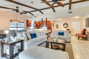 クリアウォーターにあるOutdoor Oasis Spacious Stay in Clearwater!のソファ付きの広いリビングルーム、キッチンが備わります。