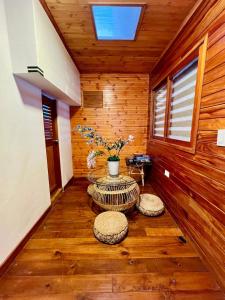 ビジェータにあるCabaña Dulce Encantoの家の中のテーブルとスツール付きの部屋