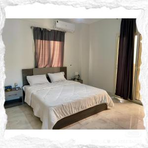 a bedroom with a large bed and a window at 北京之夜华人民宿餐厅 chinese hotel in Banī Ghālib