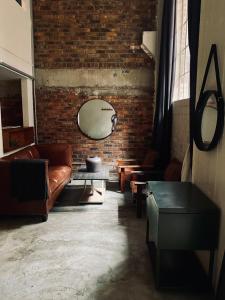 Et opholdsområde på Rustic Industrial Maboneng Loft