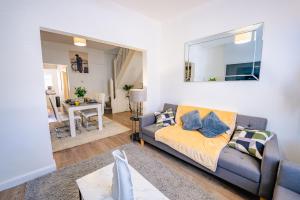 Posezení v ubytování New 2BR Home Comfy and Spacious