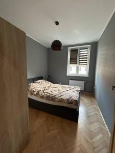 Ένα ή περισσότερα κρεβάτια σε δωμάτιο στο Apartament w Centrum Żor