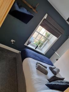 a small bedroom with a bed with a window at No 3 Waterloo Place in Welshpool