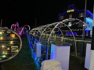 Un gruppo di luci di Natale davanti a un edificio di Stunning location, Omeath a Ó Méith