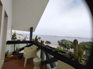 a balcony with chairs and a view of the ocean at Boa Vista Apartamento in Gafanha da Encarnação