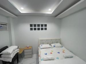 董索MaNel Guest House Hotel的卧室里有一张床和一张书桌