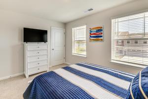 Ένα ή περισσότερα κρεβάτια σε δωμάτιο στο Modern Millville Home 5 Mi to Beach and Boardwalk!