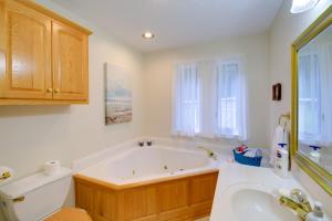 Ένα μπάνιο στο Secluded Mountain City Home with Deck and Views! +33 φωτογραφίες