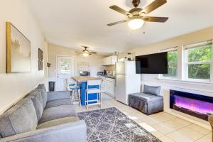 een woonkamer met een bank en een open haard bij Lake Talquin Cabin Close to FSU and Quincy! in Quincy